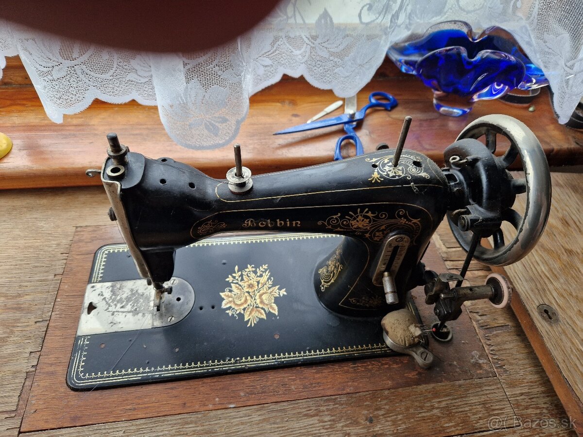 Starožitný šijací stroj.