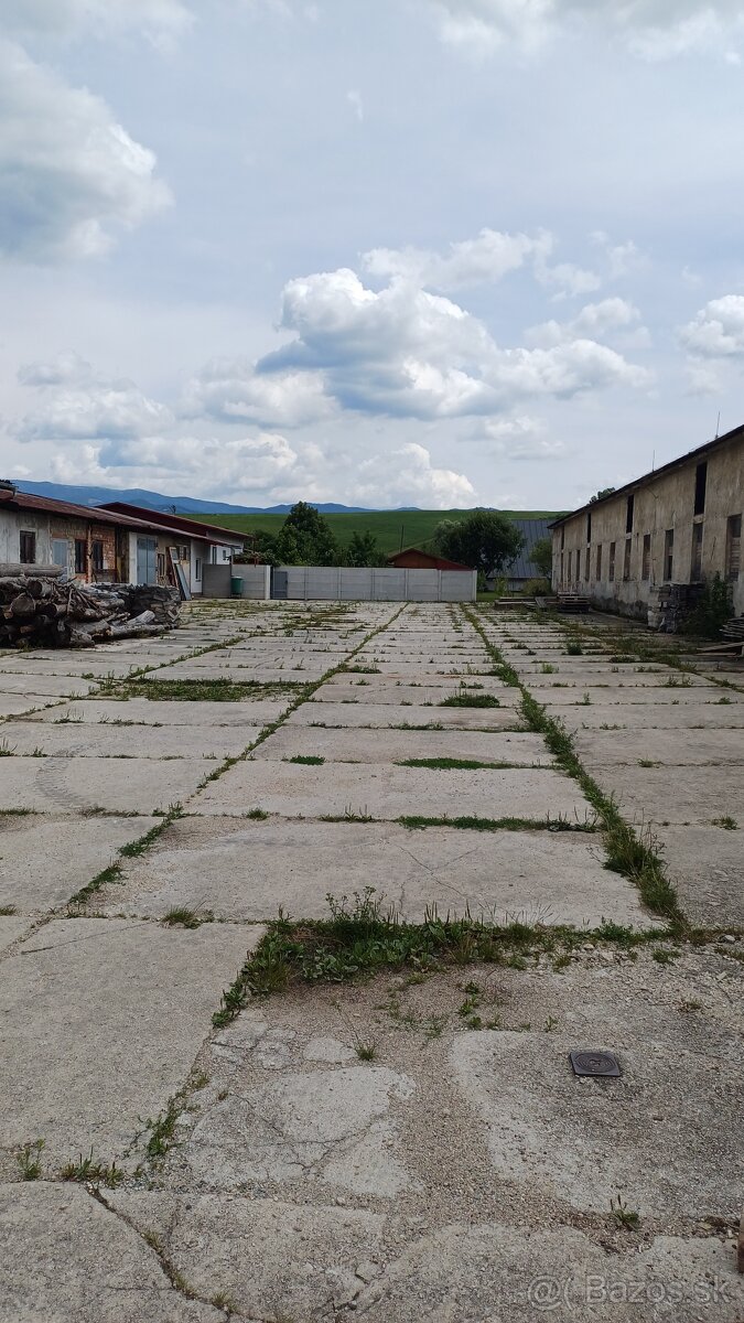 Na prenájom panelová plocha na parkovanie.