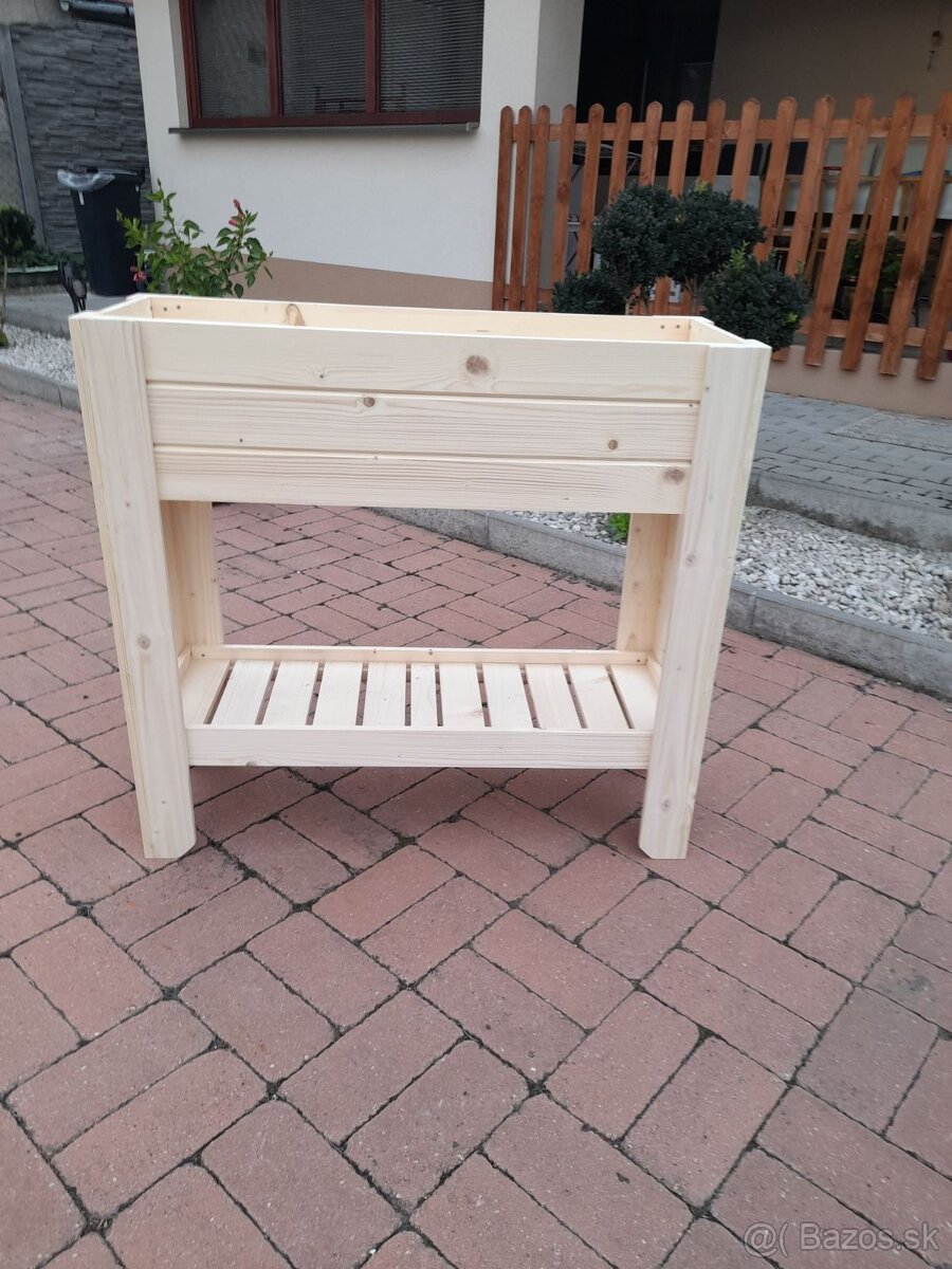 Vyvyšený záhon s policou