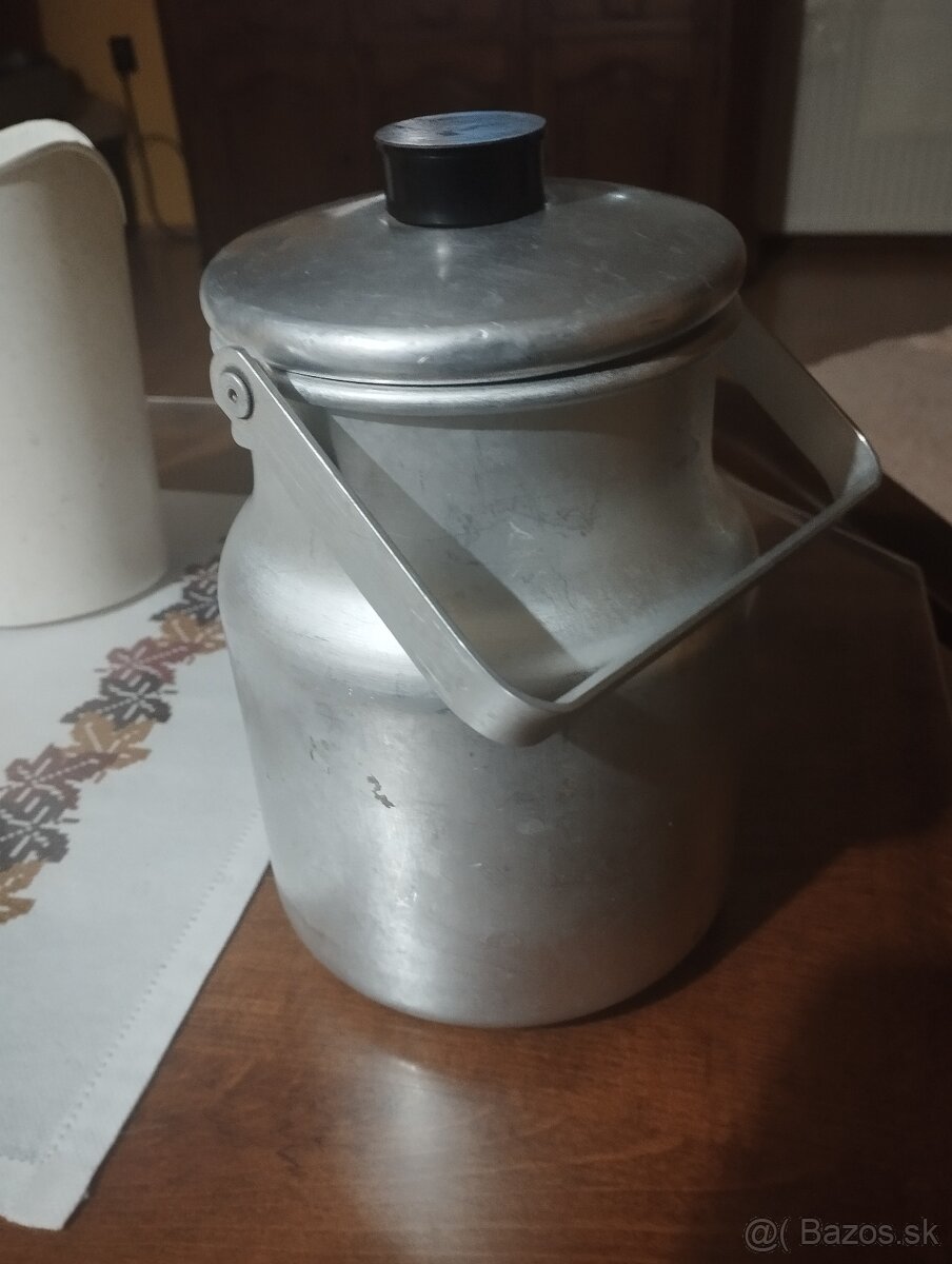 Stará konvička , nádoba na mlieko