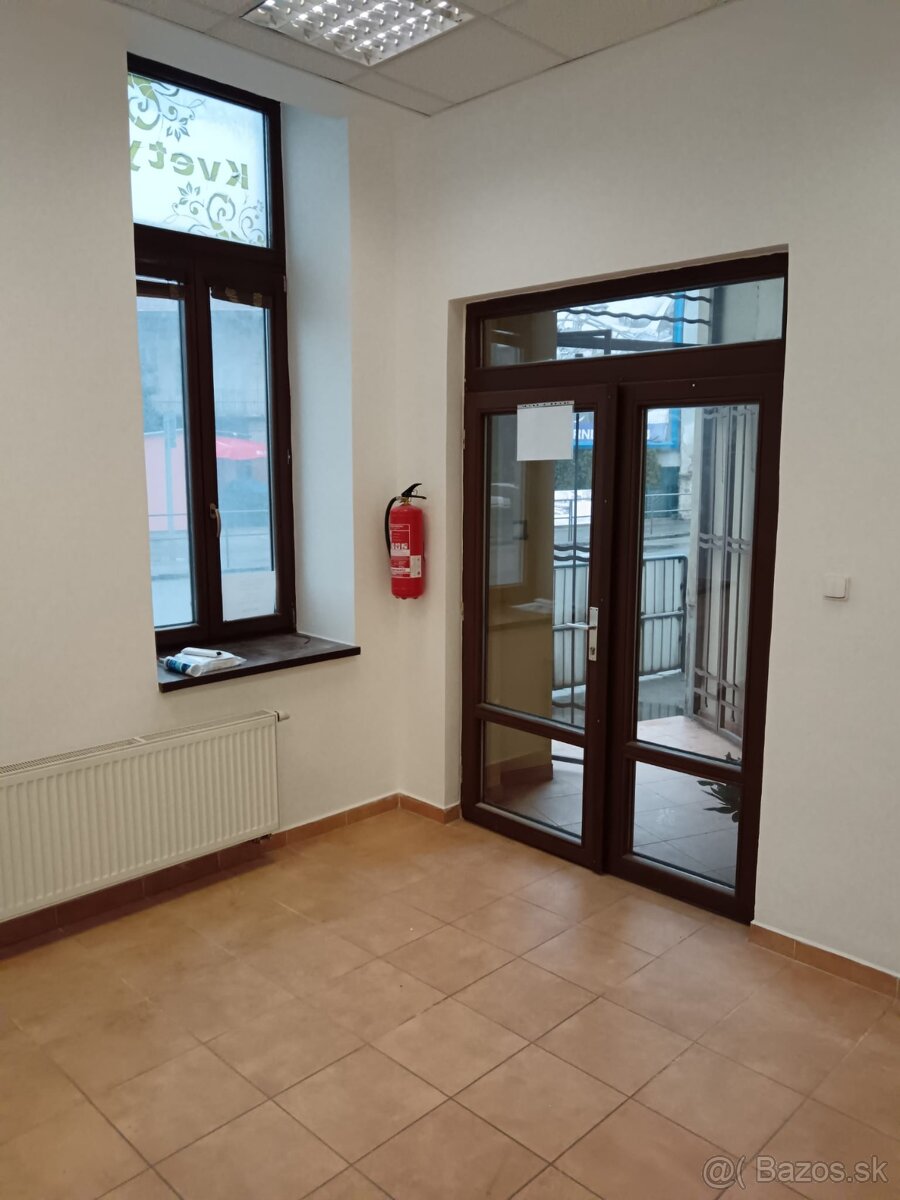 Šahy - obchodný priestor , kancelária na prenájom