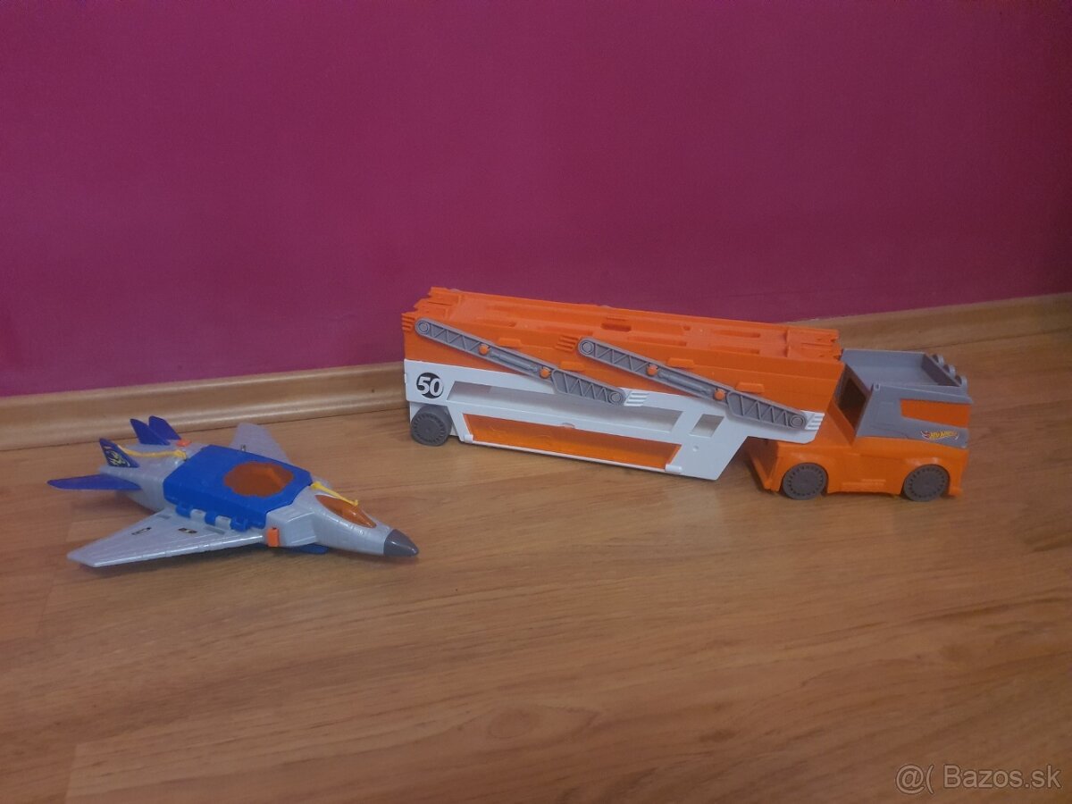 Hot Wheels lietadlo a nákladiak