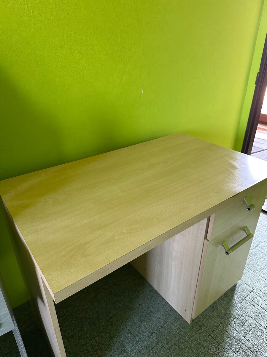 Darujem za odvoz písací stôl
