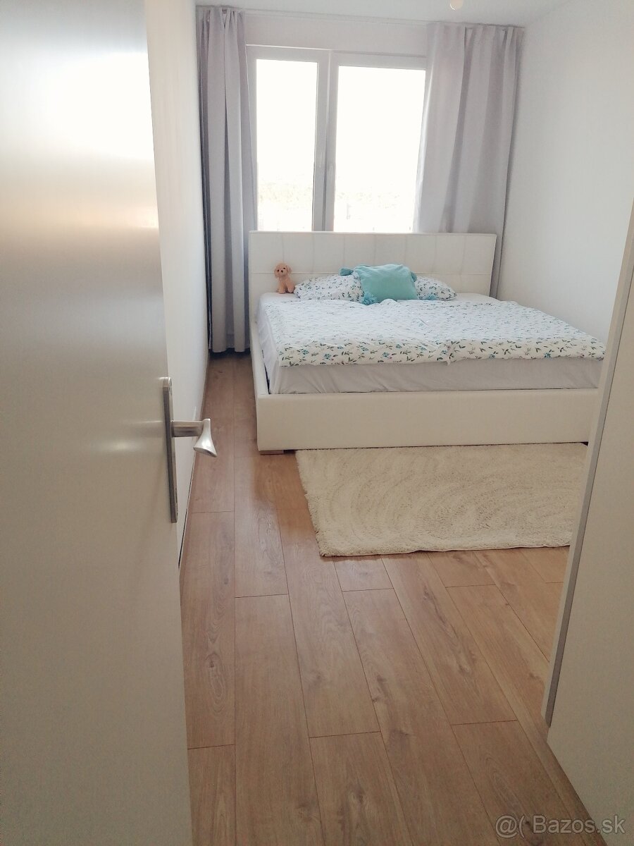 Biela kožená posteľ s aloe matracom