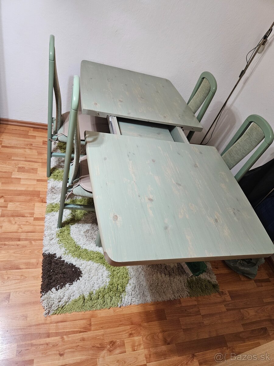 masivny jedalensky stôl so stoličkami