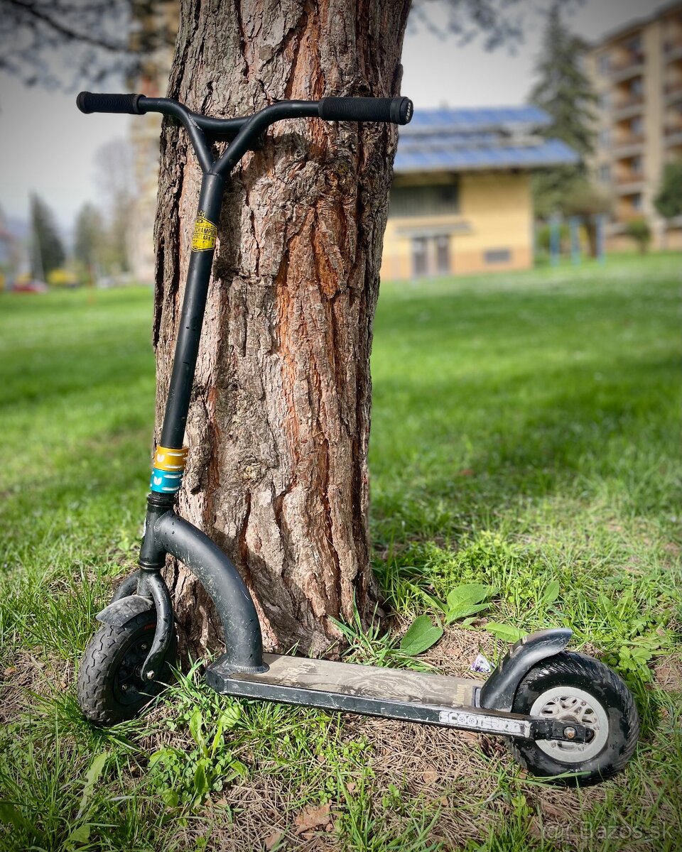 Skladaná dirt freestyle kolobežka