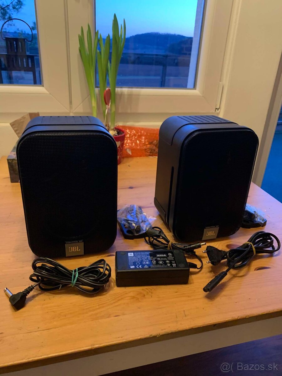 JBL Control 2 PS BK Monitory + Držáky na zeď