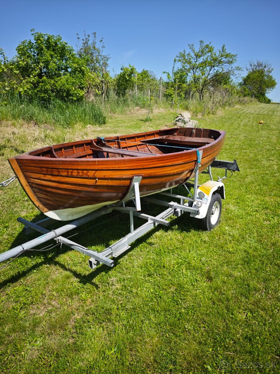 Drevený zrenovovaný čln