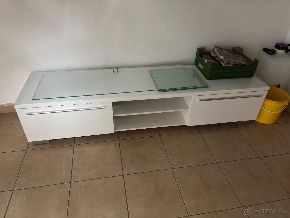 Skrinka pod tv