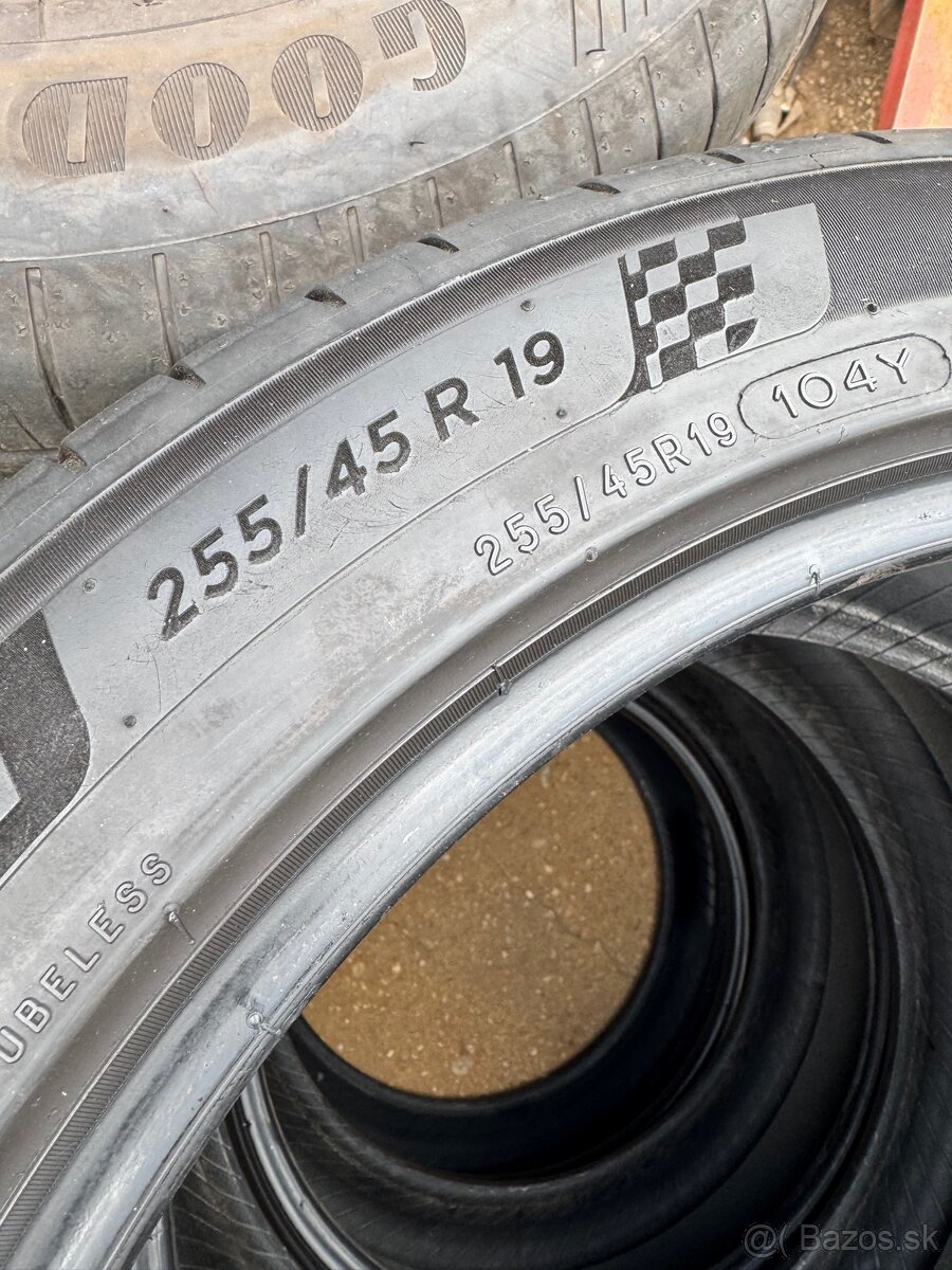 Michelin Pilot Sport 4 255/45 R19