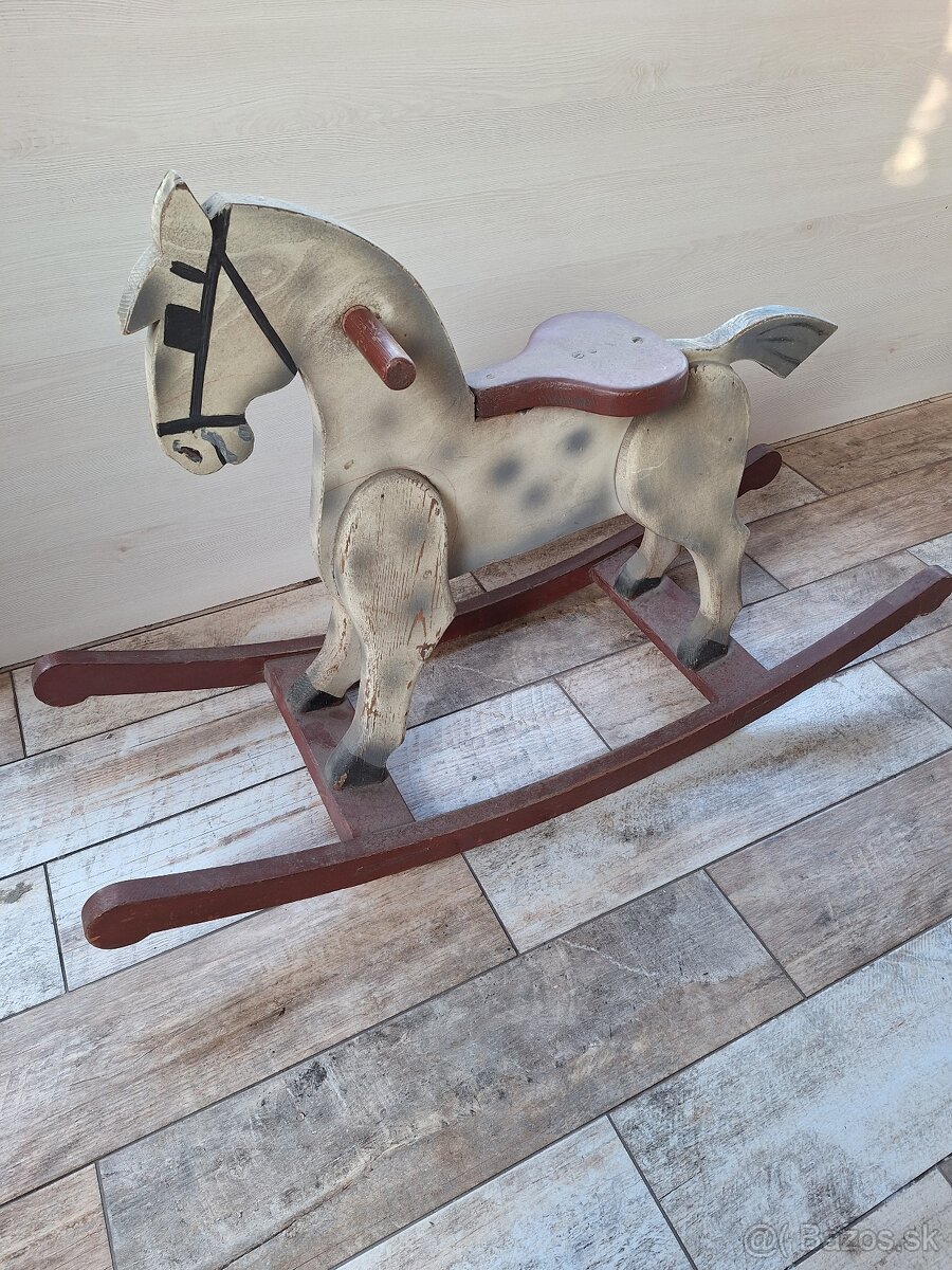 Starý hojdací drevený koník