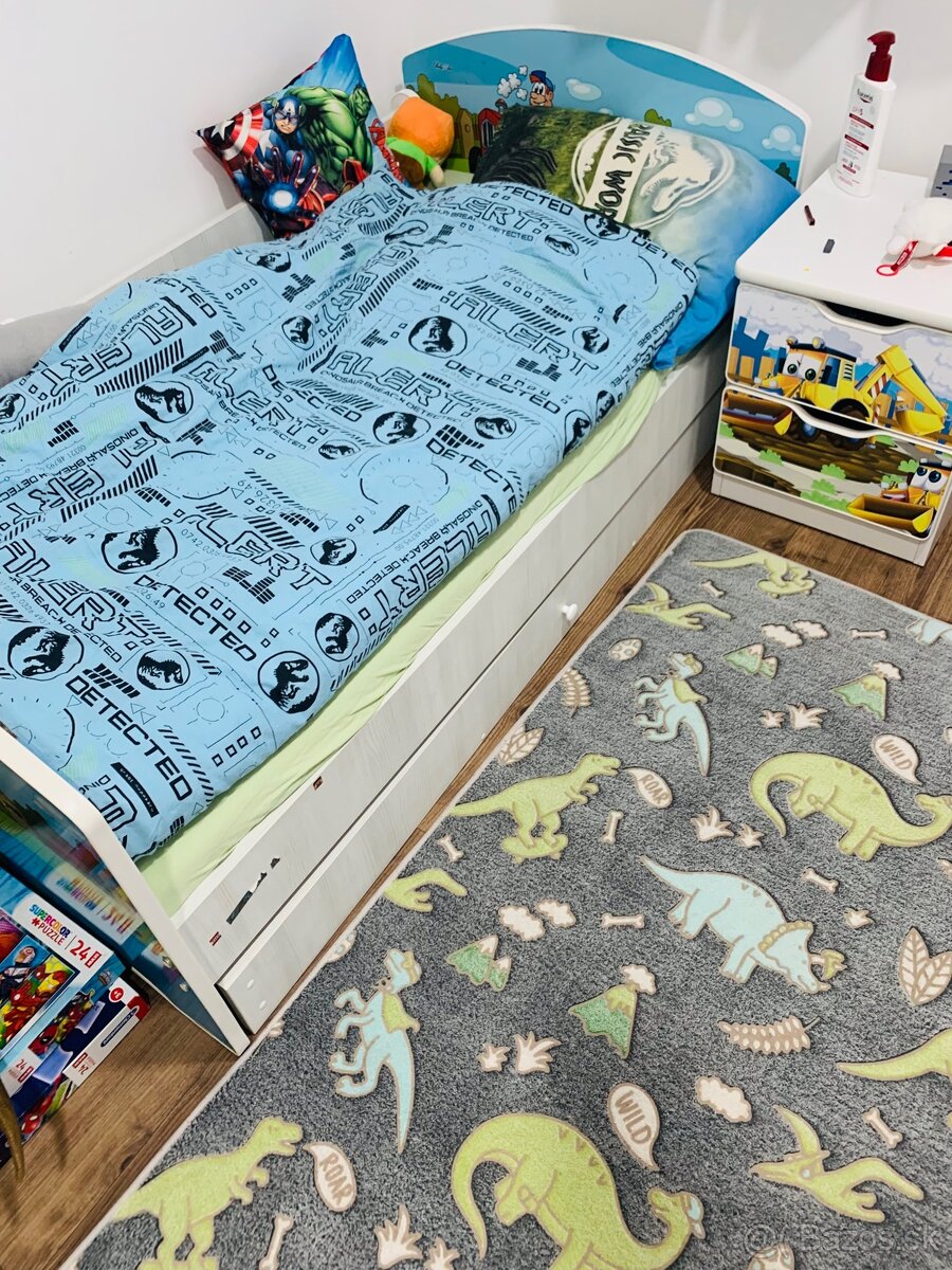 Detská posteľ a nočný stolik