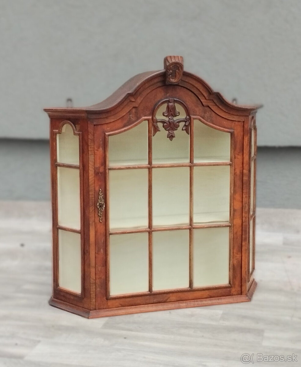 Vitrína nástenná – 72 x 69 x 20 cm .