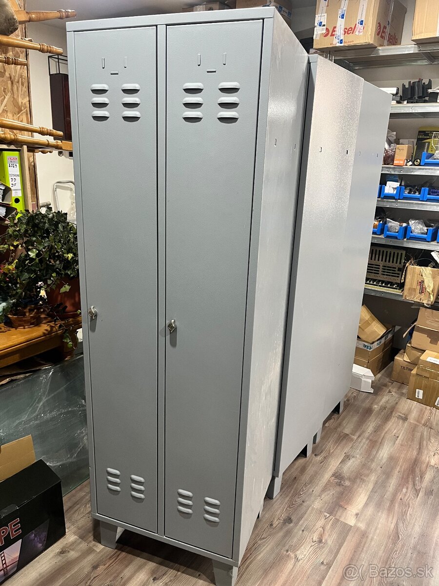 Plechová šatnikova skriňa