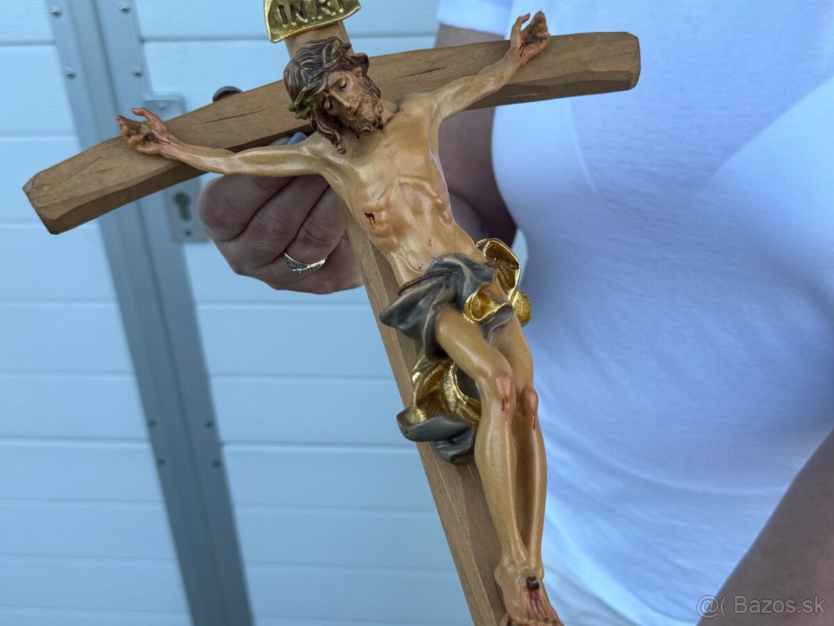 Dřevěný kříž s malovaným Ježíšem