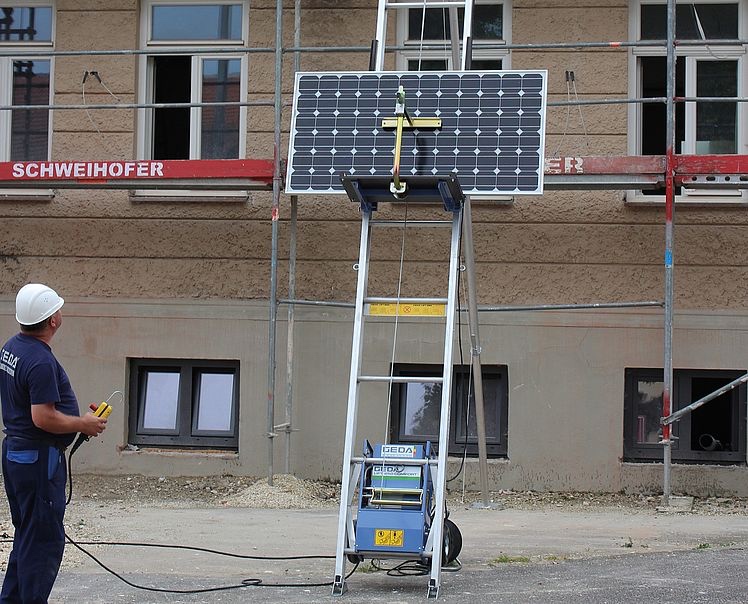 Výťah na prepravu solárnych panelov GEDA - Solarlift 250