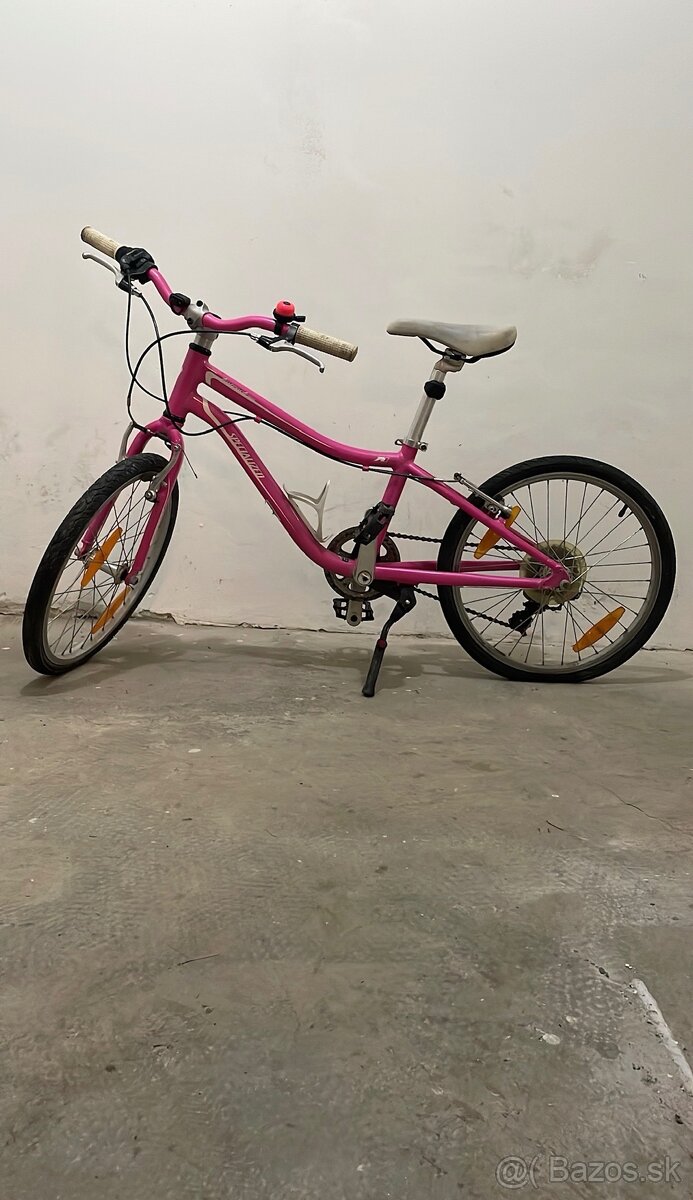 Růžový holčičí kolo značky Specialized