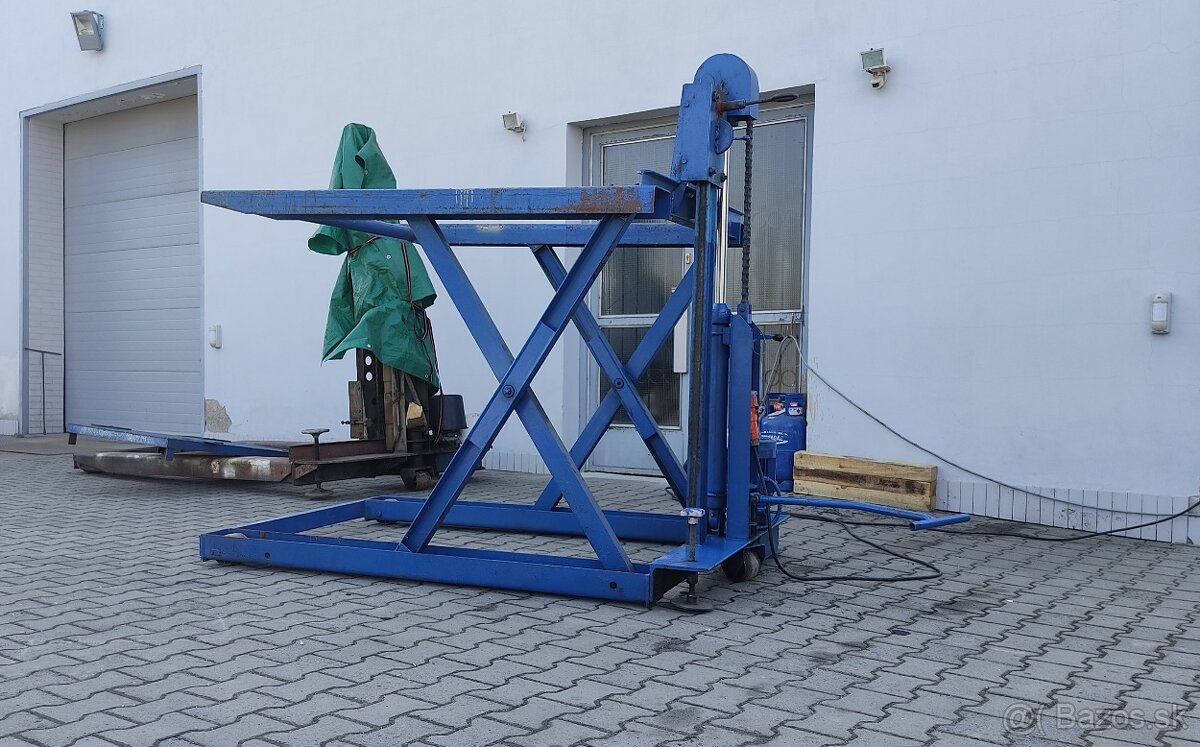 mobilný nožnicový zdvihák DDR 1,5t a mám i 2t po pretesnený