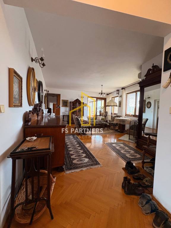 Predaj priestranného 5-izbového bytu v centre Komárna – Pető