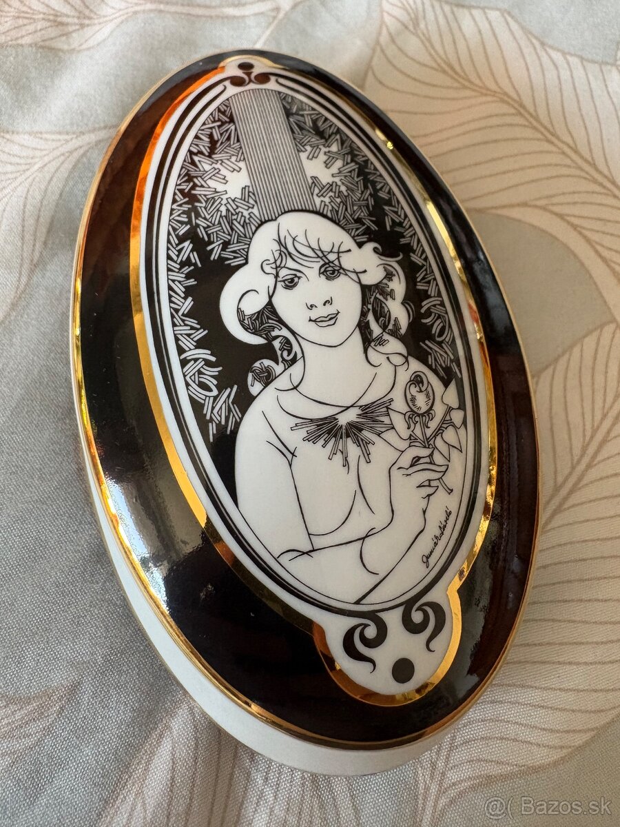 Oválna doza Hollohaza zlatena