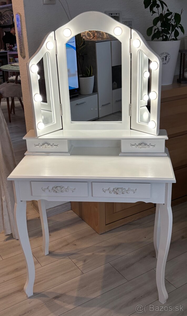 Kozmetický stolík