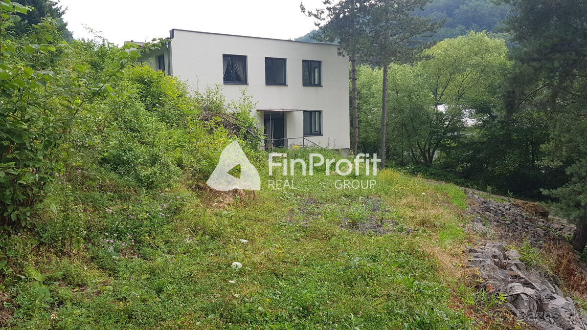 Predám budovu so 7 apartmánmi vo výstavbe vo Vyhniach.