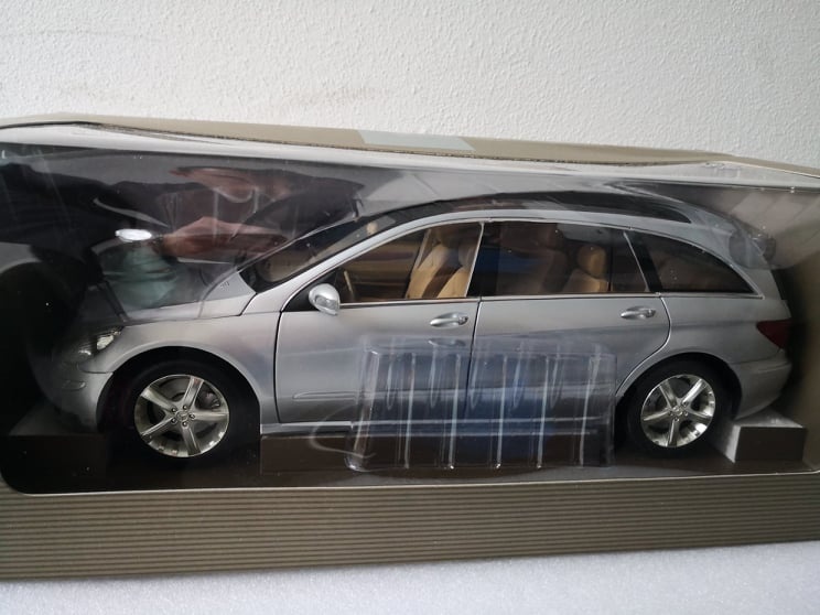 1:18 Mercedes R-class (Minichamps)