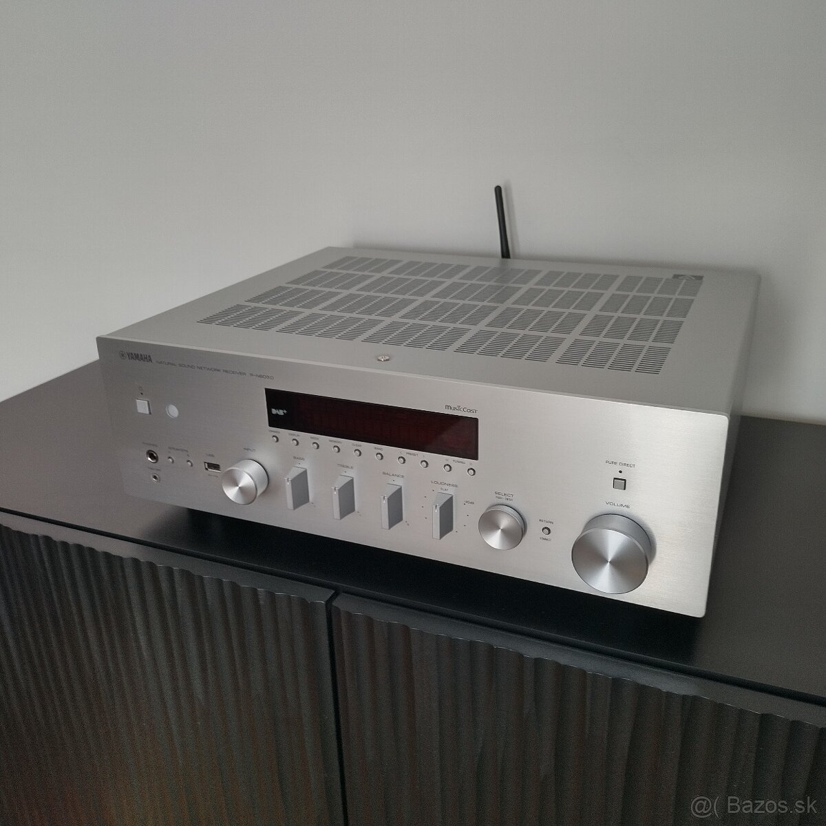 Yamaha R-N803D_ top stav