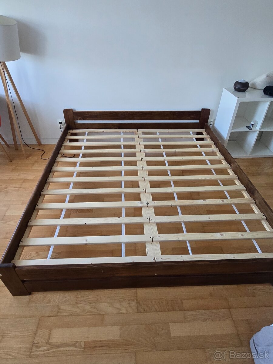 Predam postel s pevnym roštom