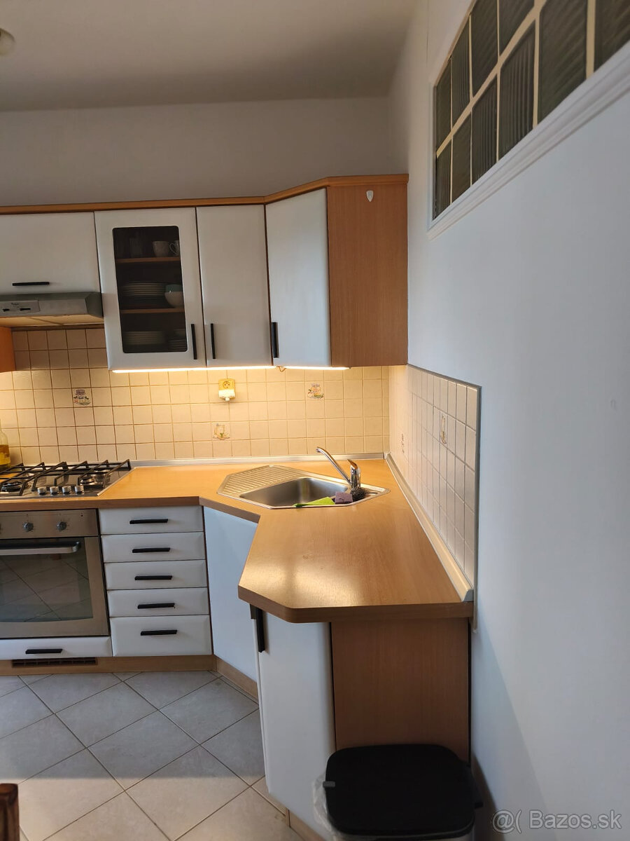 Darujeme za odvoz kuchynu vratane spotrebicov
