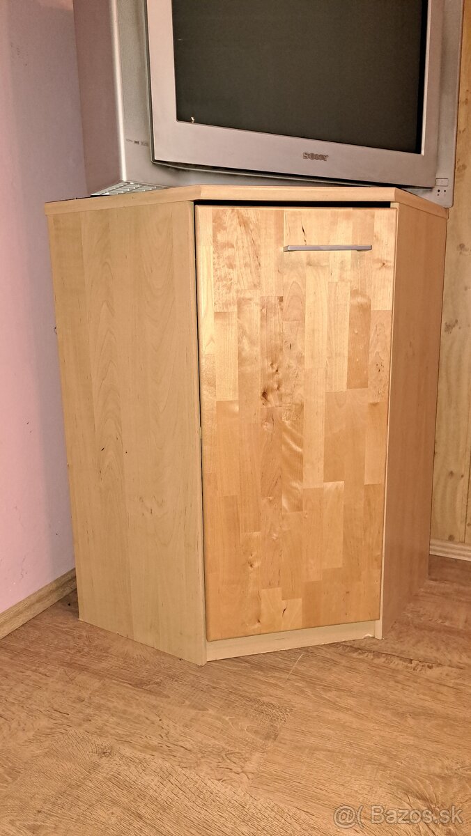 Rohová a šatníkova skriňa