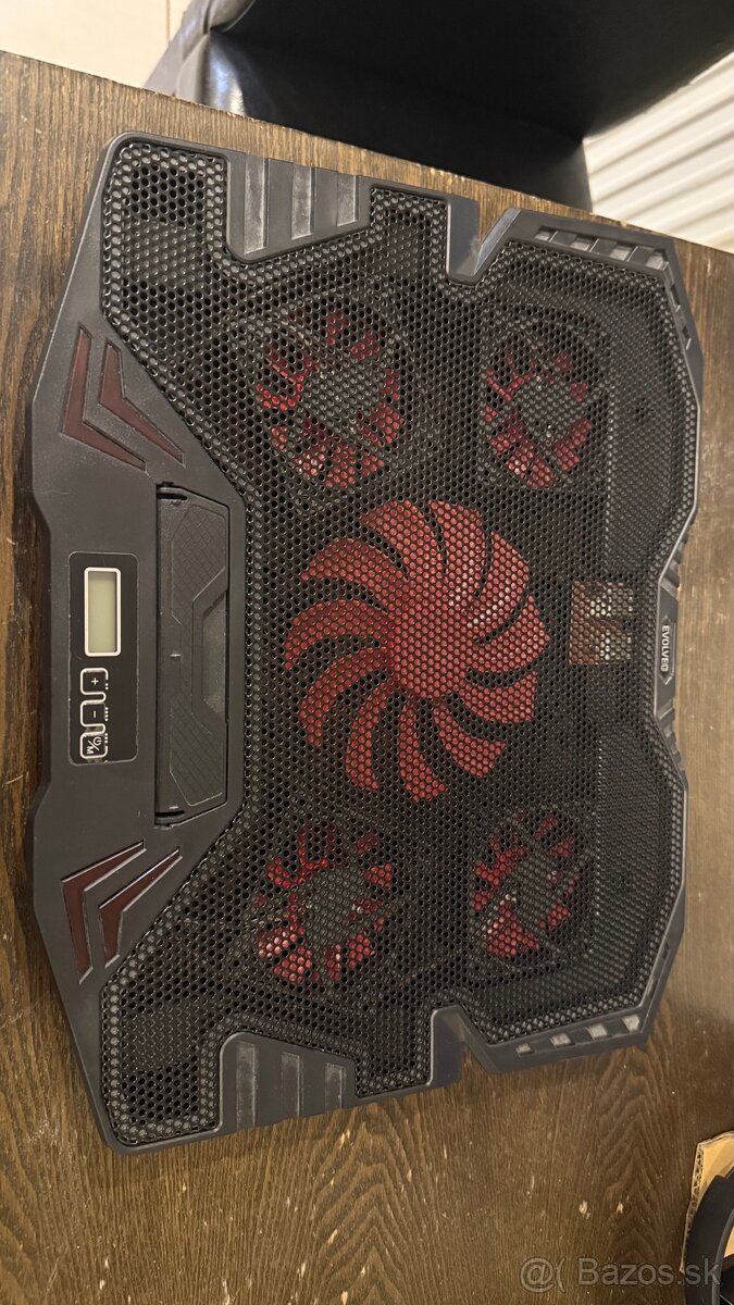 Chladiaci podstavec na notebook