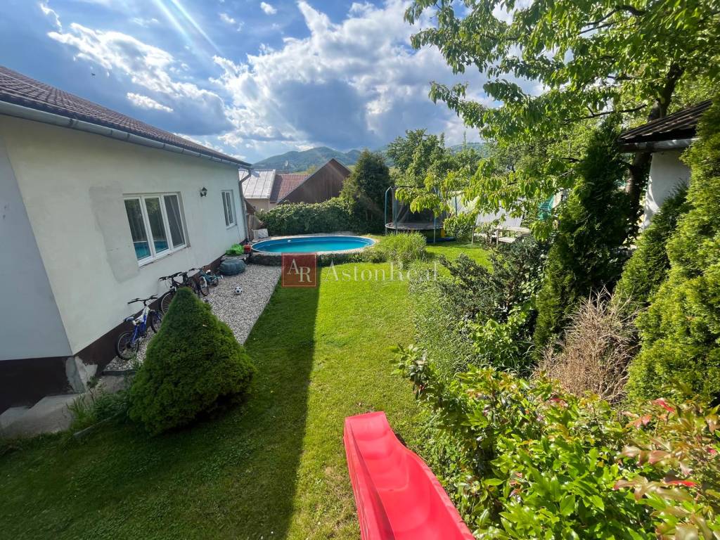 Rodinný dom s bazénom, altánkom, jazierkom, pozemok 617 m2, 