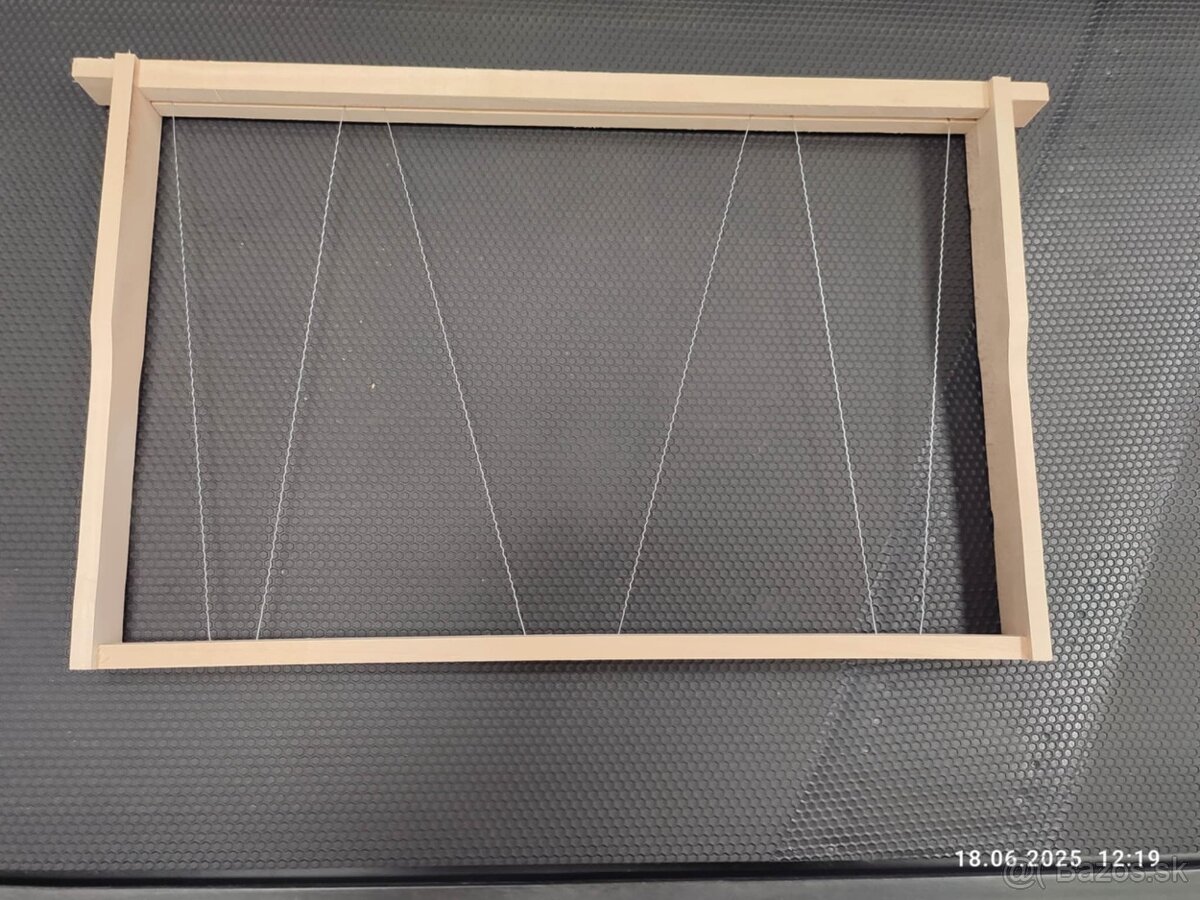 Včelársky rámik "B" nadrôtikovaný a poskladaný