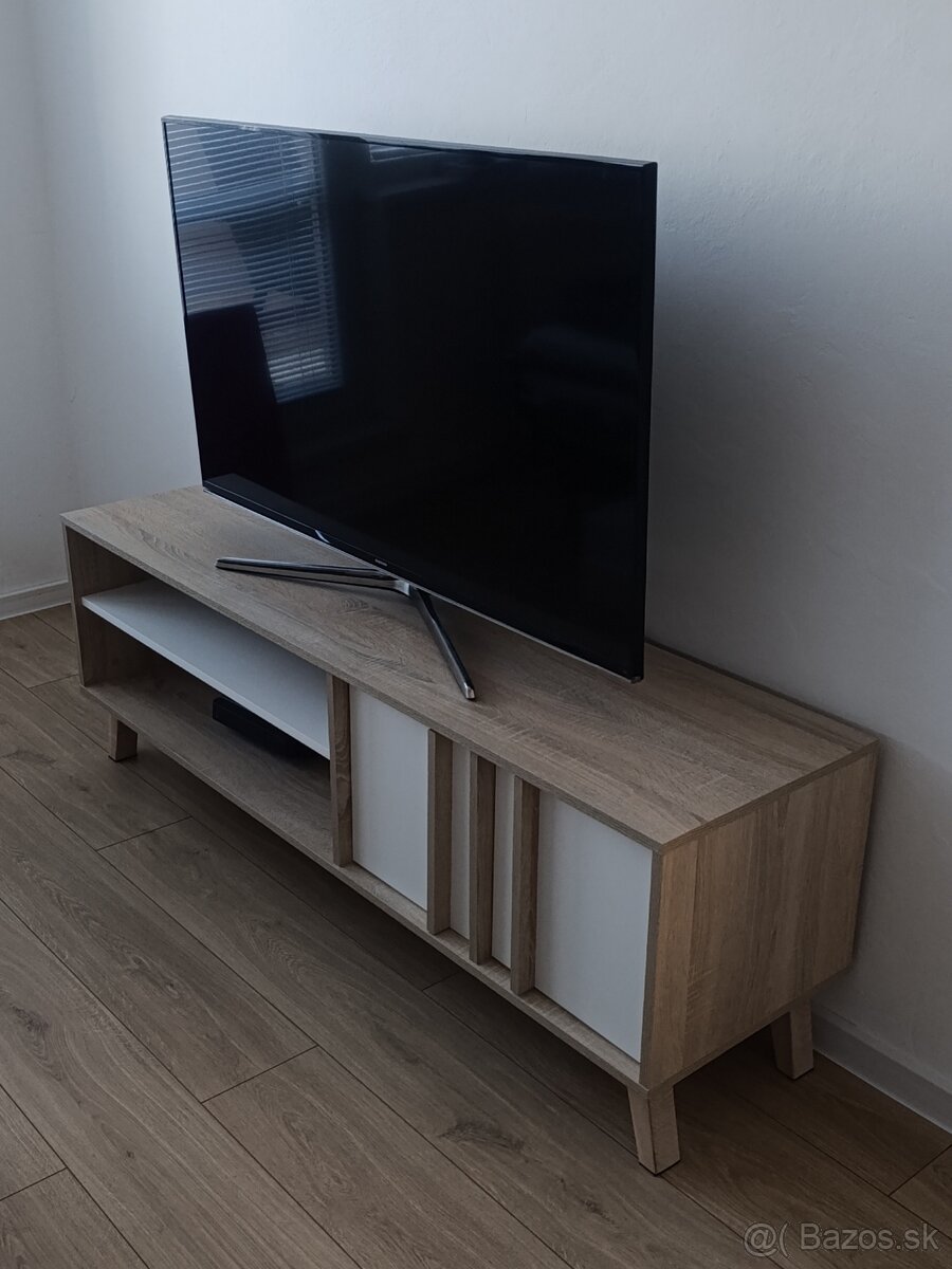 Televízny stolík zo svetlého duba
