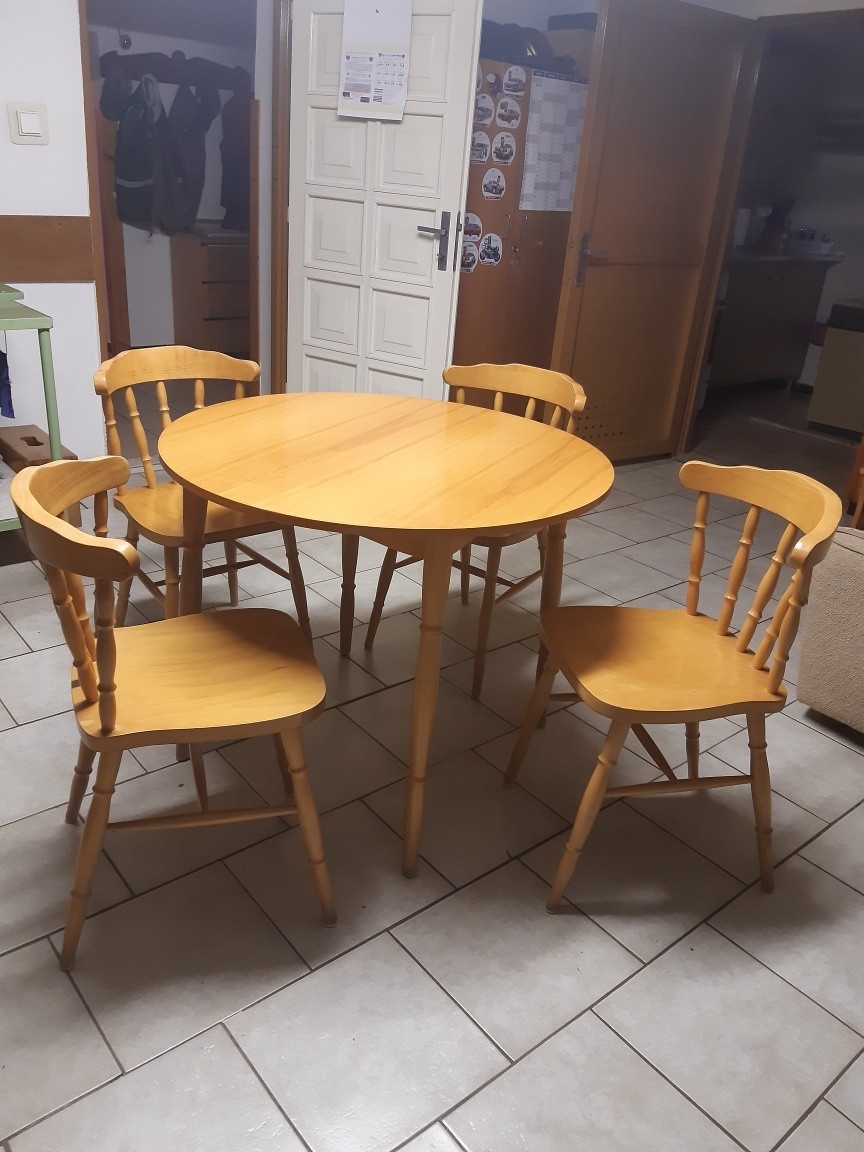 Dubový stôl a 4 stoličky
