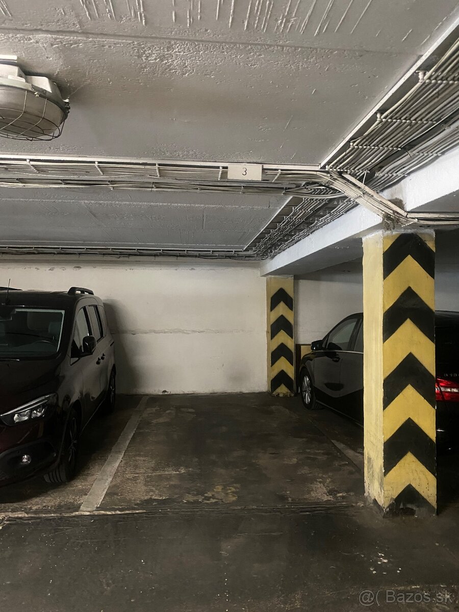 Parkovacie miesto pri zimnom stadione
