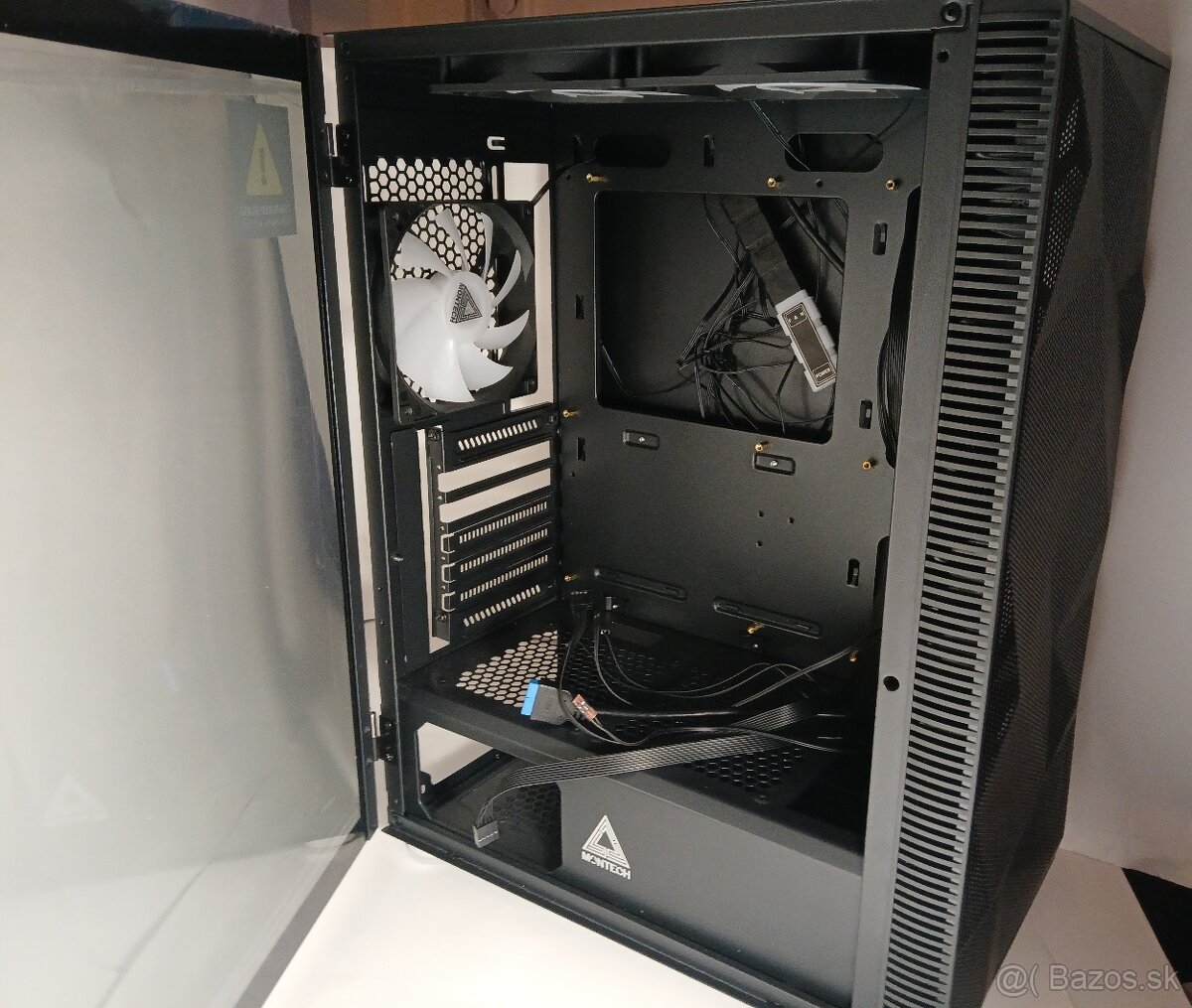 Predám PC skrinka Montech X3 MESH Black