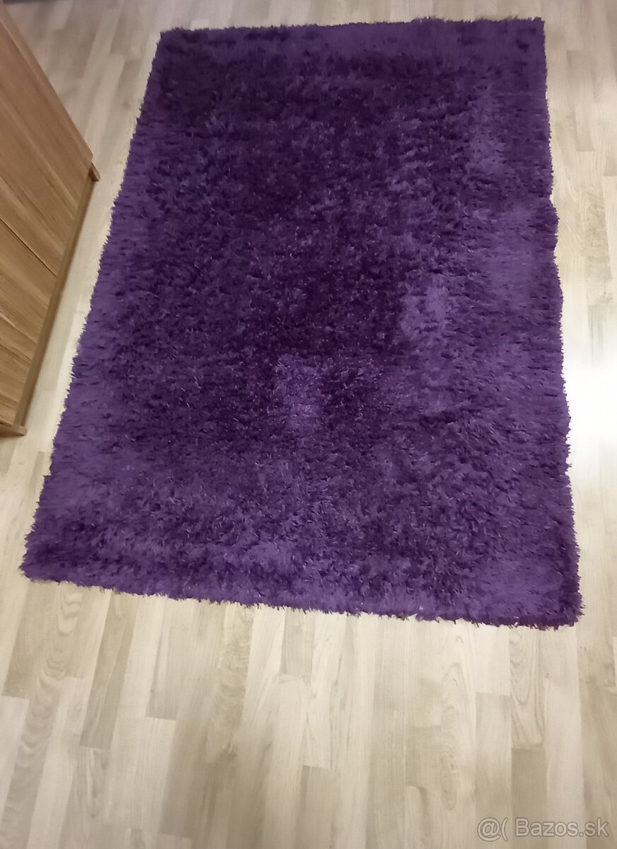 Fialový koberec