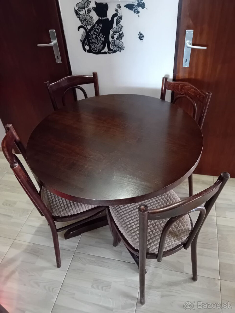 Stôl z masívu so 4 stoličkami.