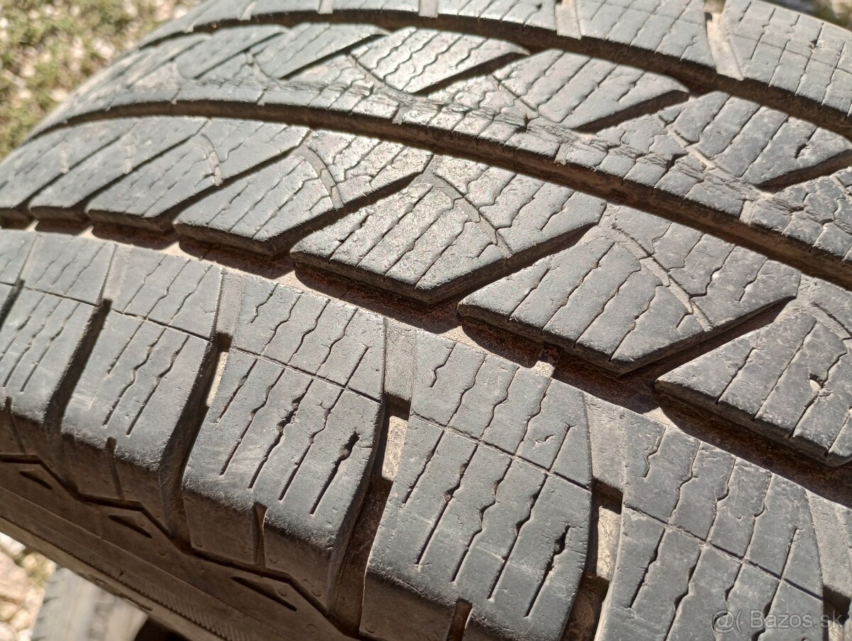 Predam 2ks pneu 215/65/r16C zimne Goodyear