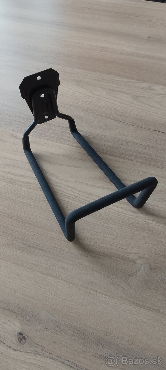 Nástenný stojan na záhradnú hadicu...