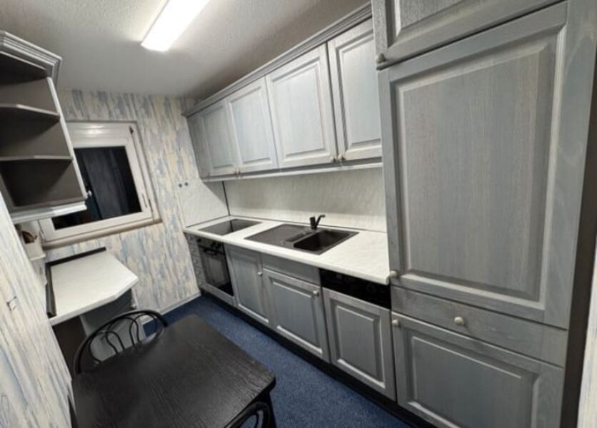 Kuchyně v kouřově modrém odstínu se spotřebiči,5696