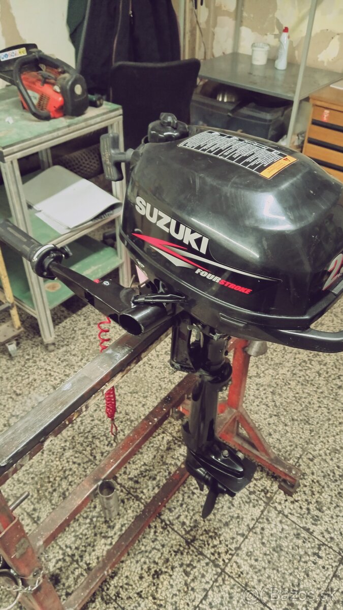 Lodny motor. Motor na cln. Suzuki.