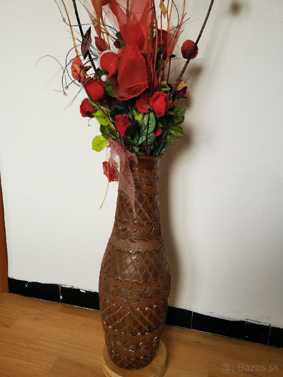 Keramická váza s kvetmi