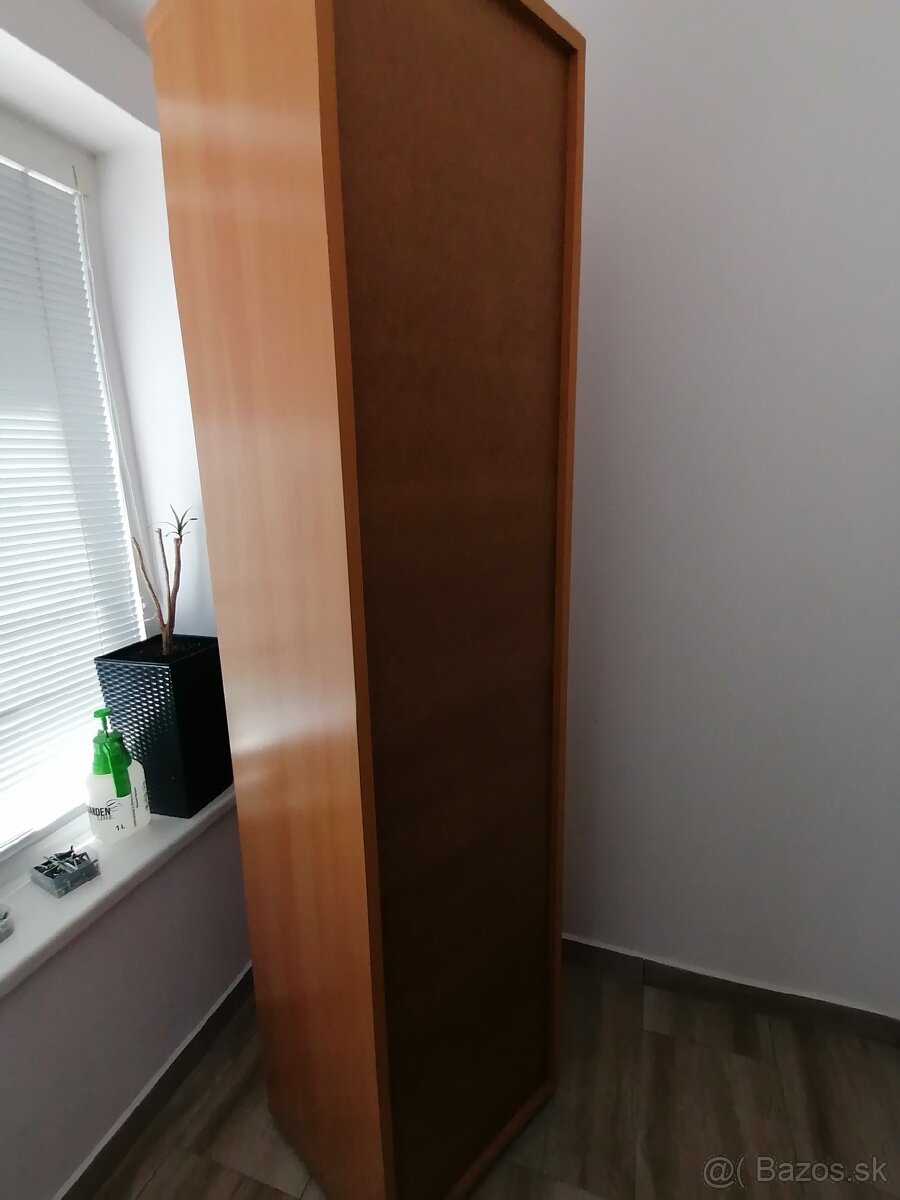 Chodbová alebo aj inde využiteľná úzka skrinka