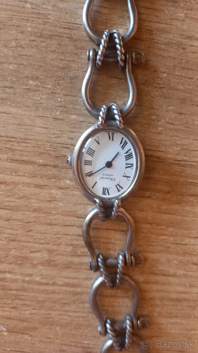 Strieborné star hodinky.