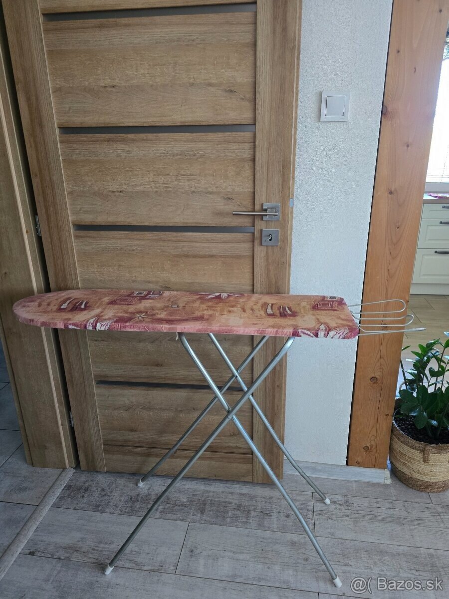 stojan na žehlenie + zdarma funkčna žehlička