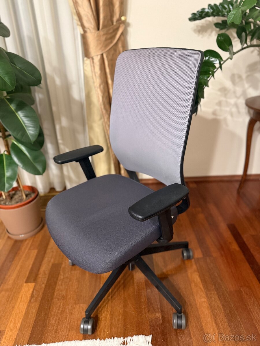Kancelárska stolička.