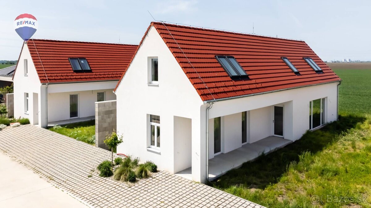 Moderný vidiecky dom v Topoľnici – bývanie i podnikanie v je